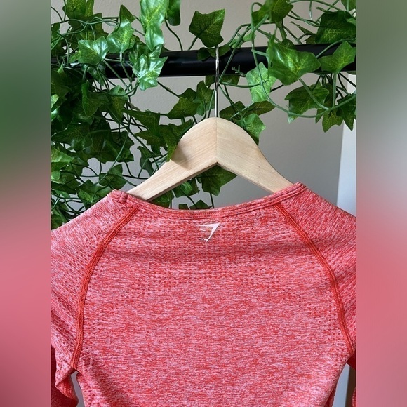 Gymshark pink crop top long sleeve with thumb holes size medium - Picture 4 of 6